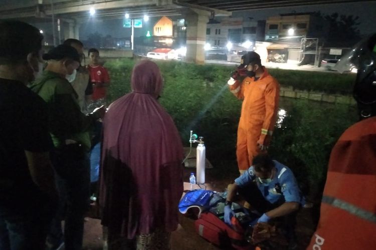 Seorang pria bernama Edy (66) hampir tenggelam di Jalan Inspeksi Kalimalang dekat Bank DKI Kalimalang, Duren Sawit, Jakarta Timur pada Sabtu (24/4/2021) malam.