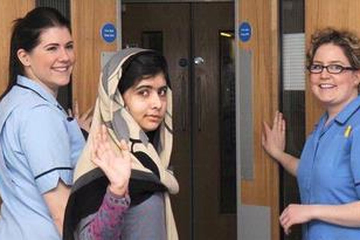 Malala Yousafzai diantar dua orang perawat saat akan meninggalkan RS Queen Elizabeth, Birmingham, Inggris tempat dia dirawat sejak ditembak oleh kelompok Taliban Pakistan.