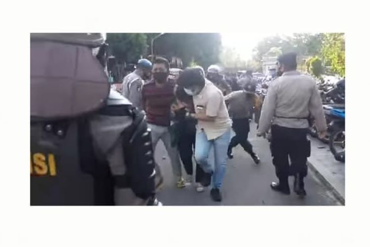 Tangkapan layar unggahan video dengan narasi polisi menangkap mahasiswa yang menyamar menjadi polisi.