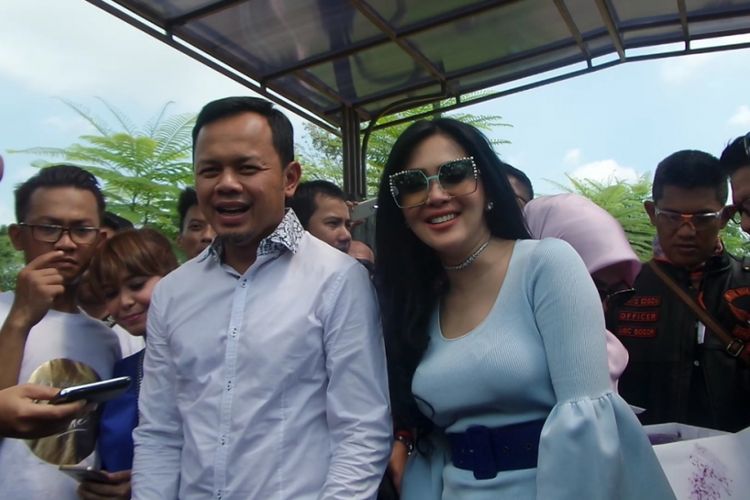 Syahrini dan Wali Kota Bogor Bima Arya saat berkeliling di Taman Heulang, Bogor, Jawa Barat, Minggu (30/7/2017).