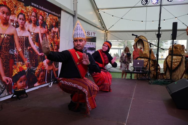 Tarian Tor Tor dari Sumatera Utara yang dibawakan oleh Frans dan Amelia dari KBRI Helsinki.