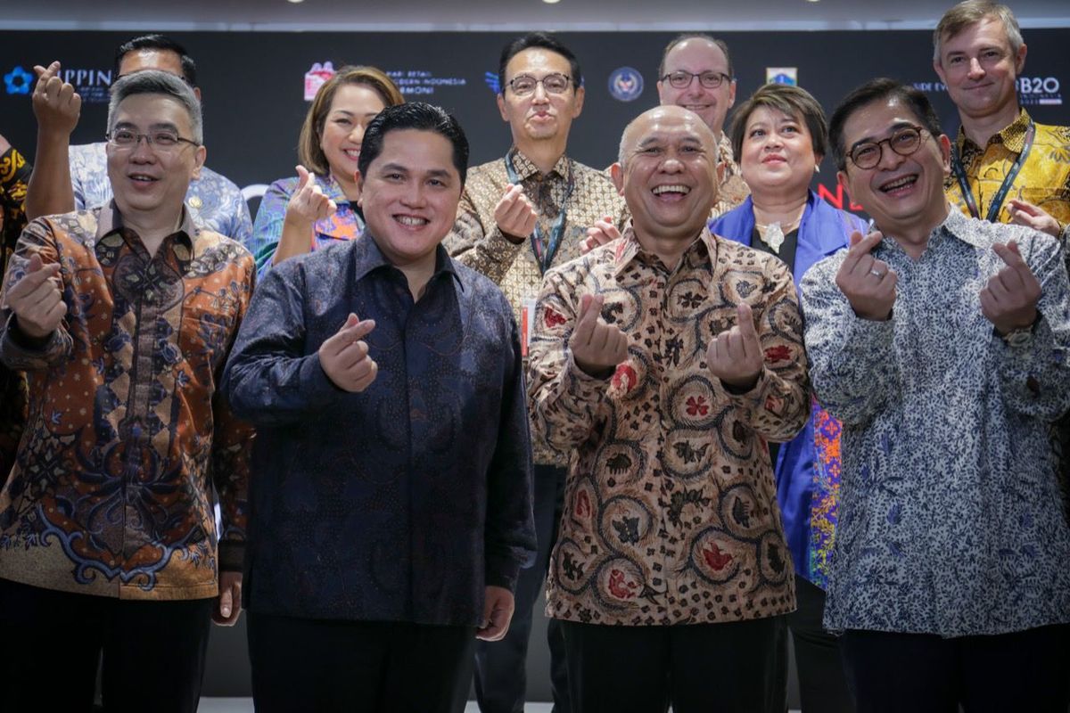 Menteri Koperasi dan Usaha Kecil Menengah (MenKopUKM), Teten Masduki; Menteri BUMN, Erick Thohir; dan jajaran  Himpunan Peritel dan Penyewa Pusat Perbelanjaan Indonesia (Hippindo) di Indonesia Retail Summit 2022 dan Hari Retail Modern Indonesia 2022 di Sarinah, Jakarta, Senin (15/8/2022).