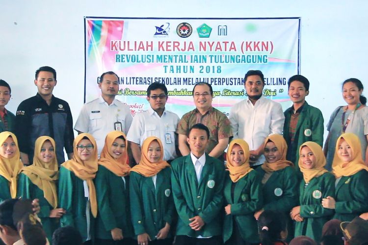 Kemenko PMK bersama IAIN Tulungagung menggelar KKN Tematik Revolusi Mental di Desa Sidomulyo, Kabupaten Blitar, Jawa Timur dari 20 Juli - 27 Agustus 2018. 