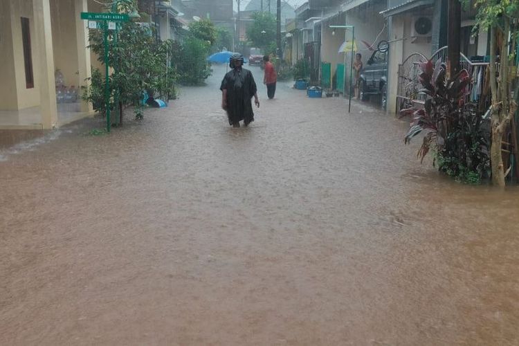 Banjir di Perumahan Jatisari Asri BSB Mijen, Kota Semarang, Jawa Tengah (Jateng) pada Sabtu 6 Januari 2024.