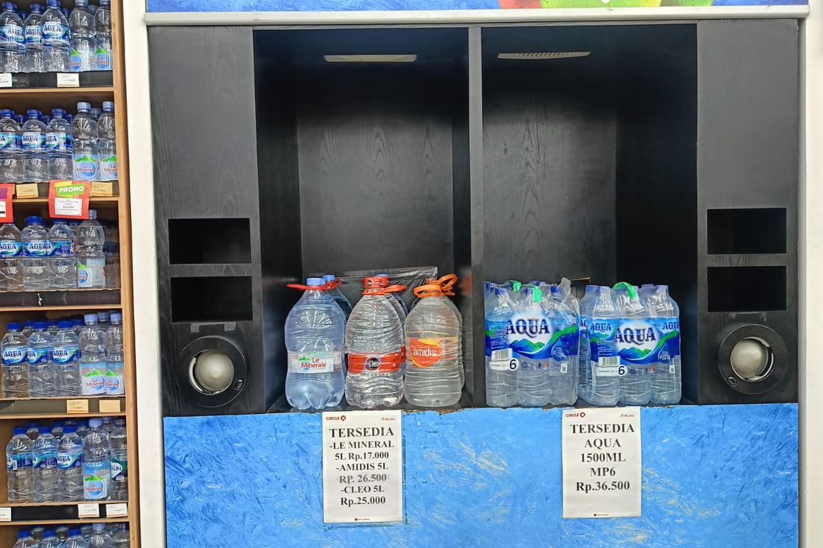 Salah satu toko modern di Bali yang menjual produk AMDK di bawah ukuran 1 liter.