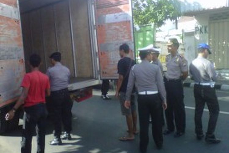 Personel Polres Kediri Kota razia mobil boks untuk mengantisipasi masuknya bahan peledak ilegal di Kota Kediri, Jawa Timur, Jum'at (28/6/2013).