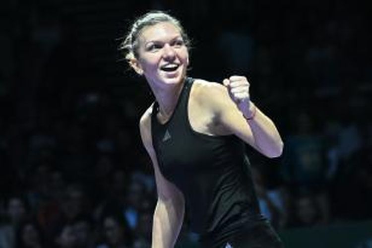 Petenis Rumania, Simona Halep, merayakan kemenangan atas petenis Polandia, Agnieszka Radwanska, pada semifinal WITA Final di Singapore Indoor Stadium, Singapura, Sabtu (25/10/2014). Halep menang 6-2, 6-2.