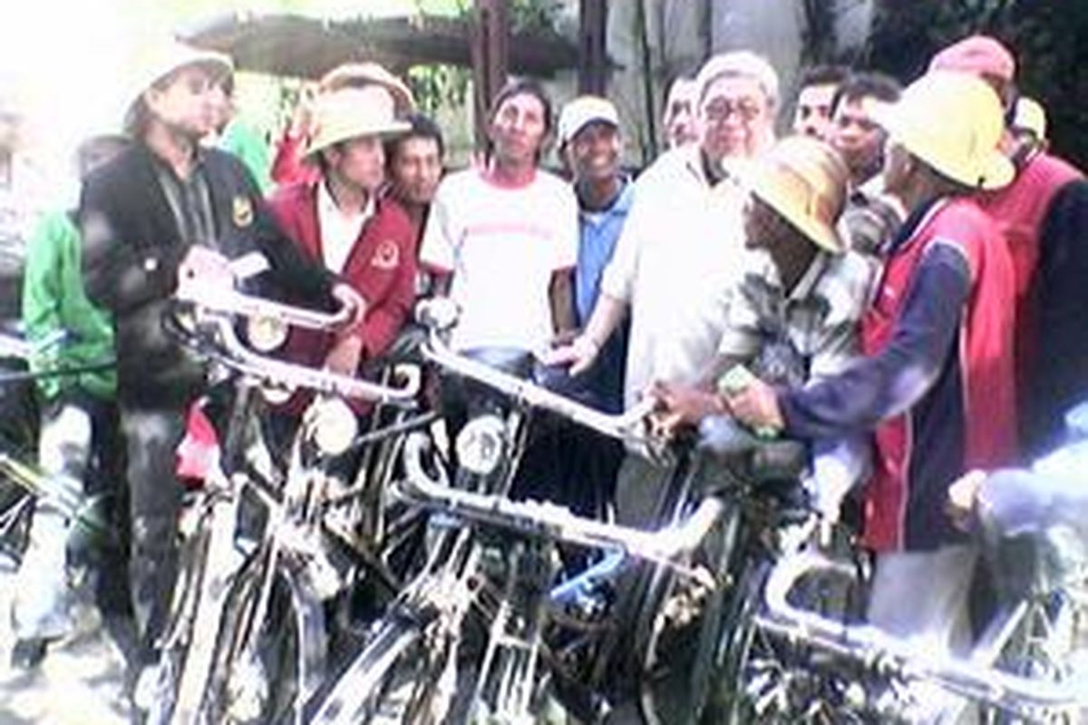 Perhimpunan Mahasiswa dan Lintas Badan Eksekutif Mahasiswa se-Jakarta memberi dukungan pada pasangan Megawati Soekarnoputri dan Prabowo Subianto yang akan mengubah Undang-Undang Badan Hukum Pendidikan yang mengkomersialisasi pendidikan. Sejumlah pengurus yang mengendarai sepeda ontel sebagai simbol keberpihakan pada rakyat kecil sedang diterima Taufiq Kiemas di Jl Teuku Umar, Jakarta, Jumat (19/6).