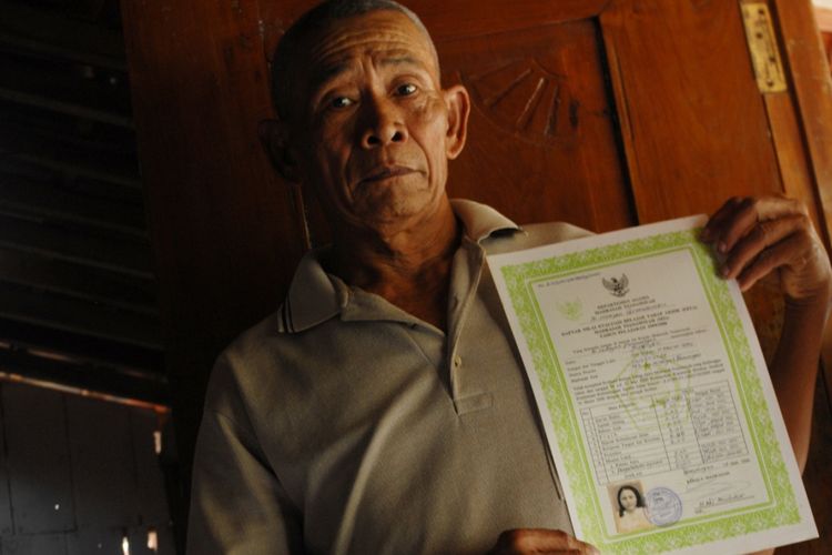 Maryono Wirodirjo (62) menunjukkan ijazah Sumiyati saat ditemui di rumahnya di Dusun Galeh, Desa Kramat, Kecamatan Penawangan, Kabupaten Grobogan, Jawa Tengah, Rabu (10/1/2018).