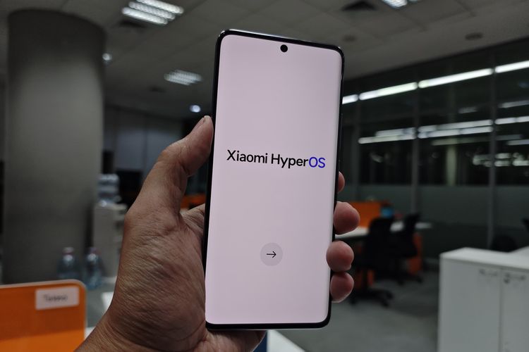 Xiaomi Redmi Note 14 Pro Plus 5G memiliki layar AMOLED dengan bentang seluas 6,67 inci. Dengan ukuran ini, ponsel masih nyaman digenggam dan digunakan satu tangan. 