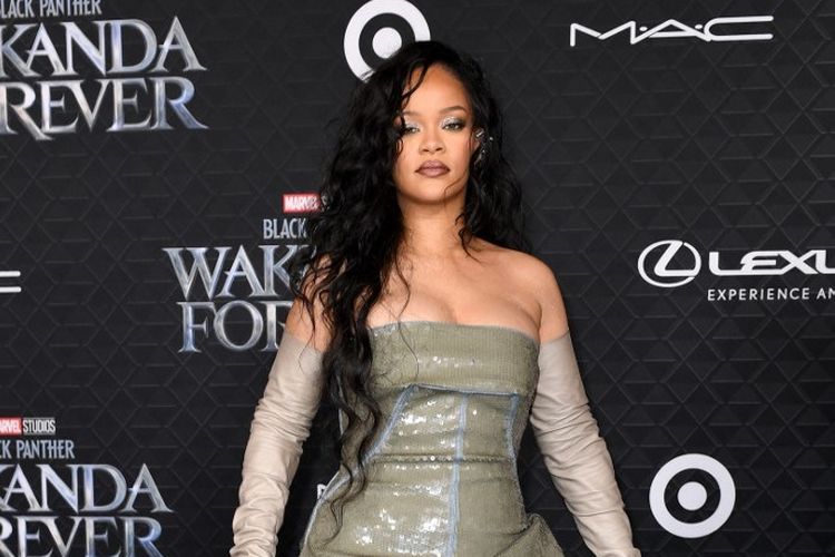 Penyanyi asal Barbados Rihanna menghadiri pemutara perdana film Black Panther: Wakanda Forever di Dolby Theatre, Hollywood, California, pada 26 Oktober 2022.

