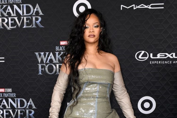 Penyanyi asal Barbados Rihanna menghadiri pemutara perdana film Black Panther: Wakanda Forever di Dolby Theatre, Hollywood, California, pada 26 Oktober 2022.