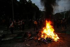 BERITA FOTO: Demo Pelajar Brutal, Bakar Motor dan Pos Polisi hingga Blokade Jalan Tol