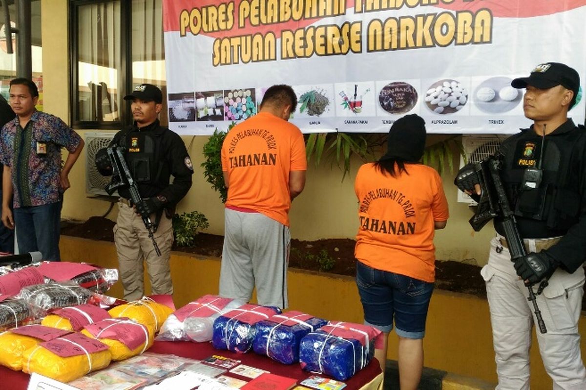 Polres Pelabuhan Tanjung Priok meringkus dua tersangka penyelundupan sabu seberat 20 kilogram dari Jaringan Malaysia, Jumat (13/10/2017).