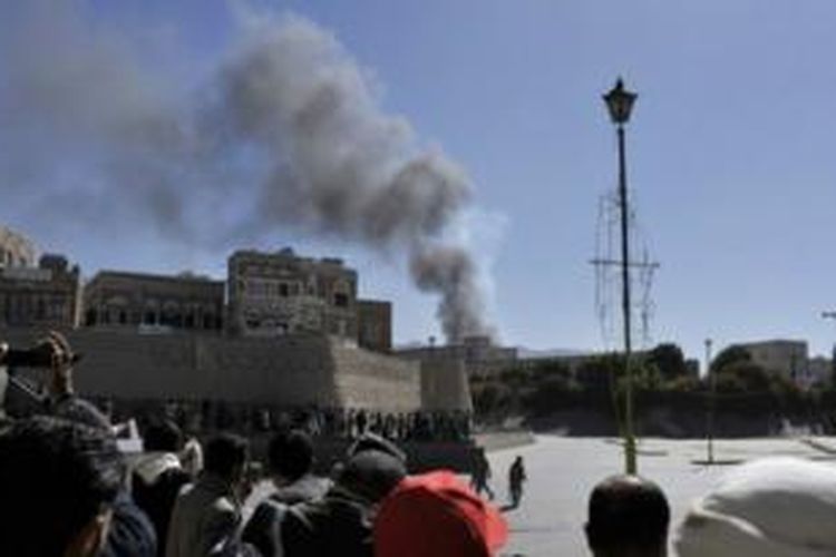 Serangan bom bunuh diri terjadi tak lama setelah kantor Kementerian Pertahanan dibuka.
