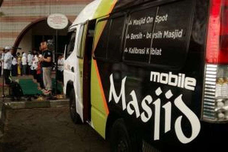 Mobile Masjid, sarana shalat berjamaah portabel yang disediakan oleh Yayasan Masjid Nusantara dan Rumah Zakat.