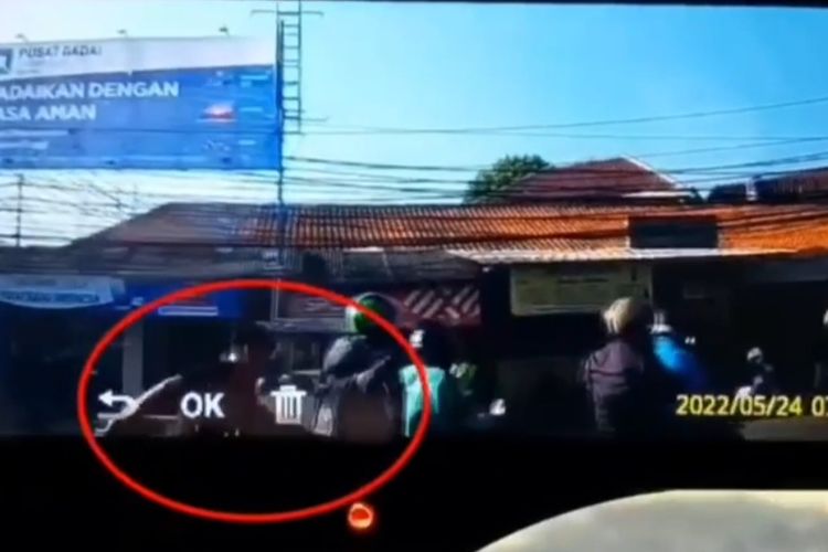 Sebuah video pencopetan terhadap pengendara motor di Terminal Pulogadung, Jakarta Timur, beredar luas di media sosial. Aksi pencopetan itu terekam kamera warga, Selasa (24/5/2022), sekitar pukul 07.44 WIB. Ada petugas Dishub DKI di lokasi saat pencopetan terjadi.