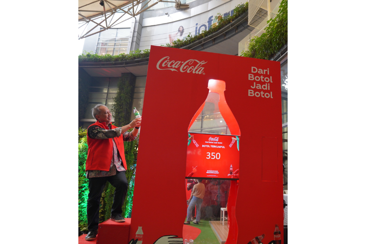Director of Public Affairs, Communications and Sustainability PT Coca-Cola Indonesia Triyono Prijosoesilo memasukkan kemasan bekas pakai ke dalam dropbox yang dapat ditemukan pada acara Kampanye Daur Ulang ?Dari Botol Jadi Botol?. 