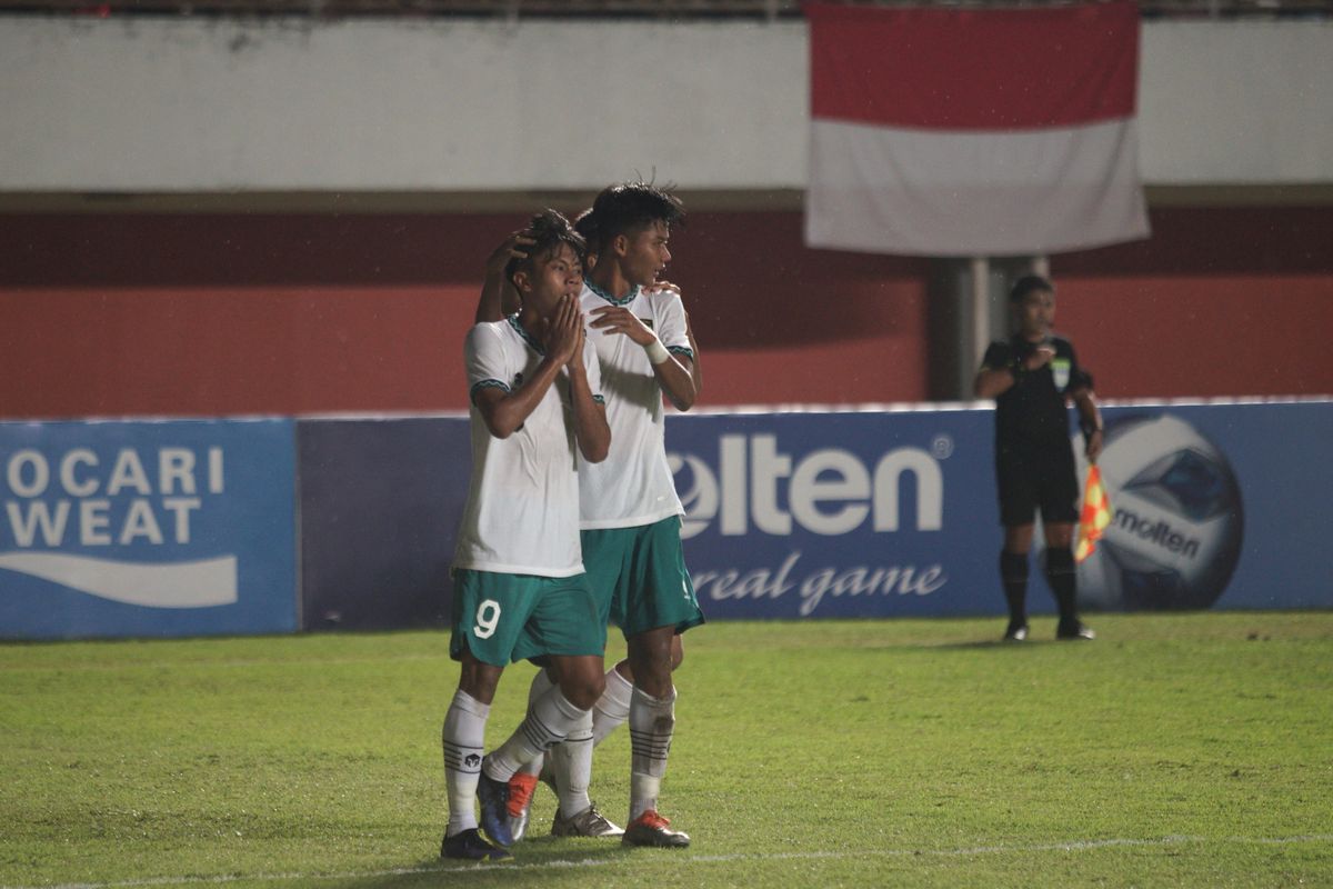 Pemain Timnas Indonesia U-16 Muhammad Kafiatur Rizky (kiri) melakukan selebrasi usai berhasil menjebol gawang Timnas Vietnam U-16 saat laga final AFF U-16 2022 di Stadion Maguwoharjo, Depok, Sleman, D.I Yogyakarta, Jumat (8/12/2022). Timnas Indonesia menjadi juara Piala AFF U16 2022 usai menang 1-0 atas Vietnam. ANTARA FOTO/Andreas Fitri Atmoko/rwa.