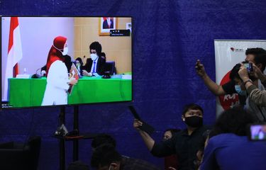 Wartawan menyimak sidang etik Wakil Ketua KPK Lili Pintauli Siregar melalui televisi yang dipasang di Gedung Pusat Edukasi Antikorupsi (ACLC) KPK, Jakarta, Senin (11/7/2022). Sidang etik Lili Pintauli Siregar dinyatakan gugur oleh Dewan Pengawas KPK karena Lili sudah resmi mengundurkan diri dari pimpinan KPK dan surat pemberhentian Lili telah dikeluarkan Presiden Joko Widodo. ANTARA FOTO/Reno Esnir/wsj. *** Local Caption ***  
