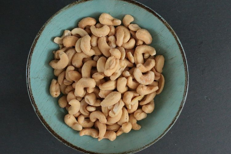 Ilustrasi kacang mete berbumbu. 