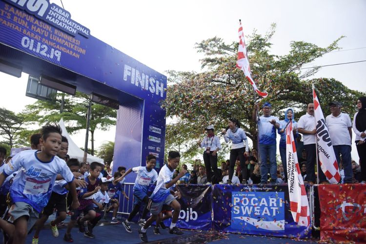 Gubernur Jawa Barat (Jabar) Ridwan Kamil melepas 2.500 peserta Jabar International Marathon 2019 di Pantai Barat Pangandaran, Minggu (01/12/19)