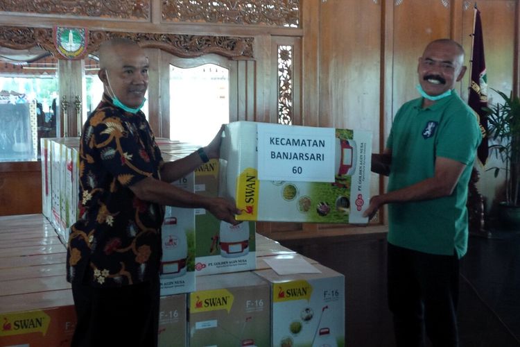 Wali Kota Surakarta, FX Hadi Rudyatmo menyerahkan bantuan alat penyemprotan secara simbolis di Pendapi Gede Kompleks Balai Kota Surakarta, Solo, Jawa Tengah, Sabtu (28/3/2020).