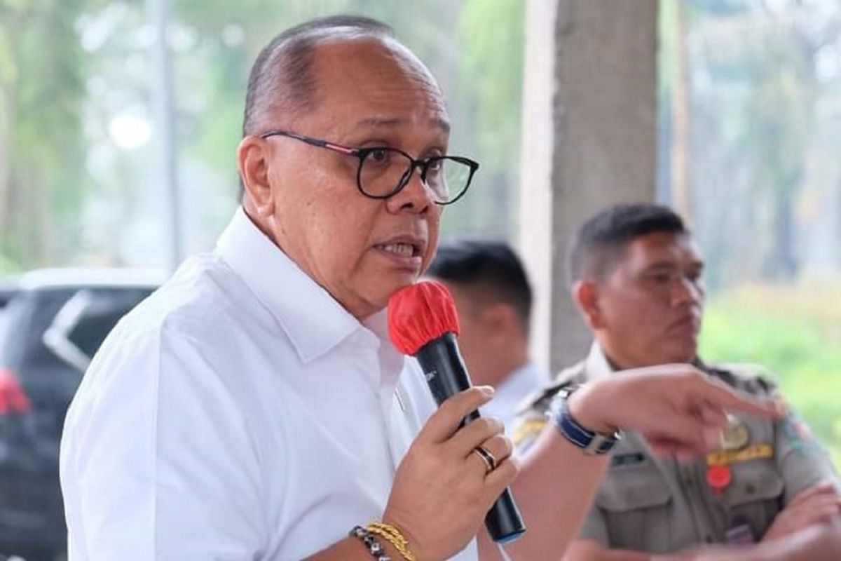 Wakil Ketua Komisi II DPR RI Junimart Girsang salurkan bantuan berupa 20 ton bibit bawang merah, pupuk NPK, dan alsintan bagi kelompok pertanian di Kabupaten Dairi, Sumut, Selasa (18/10/2022). 