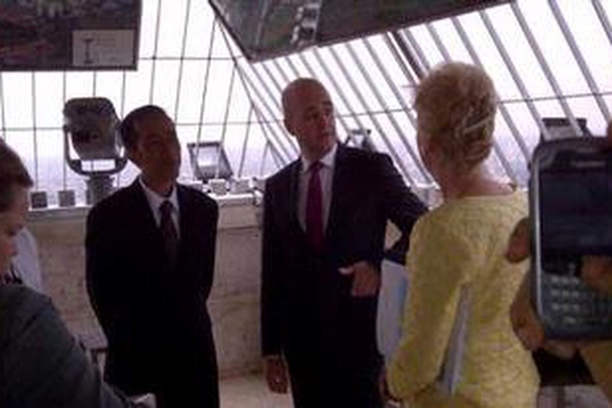 Gubernur DKI Jakarta Joko Widodo menyambut Perdana Menteri Swedia Fredrik Reinfeldt di Monumen Nasional (Monas) Jakarta Pusat, Rabu, (14/11/2012). Dalam kunjungan kerja yang berlangsung dua hari mulai Rabu.Pada Rabu pagi, Perdana Menteri Reinfeldt membawa delegasinya bertemu President Susilo Bambang Yudhoyono di Istana Presiden. Delegasi Swedia tersebut terdiri atas perwakilan pemerintah, sektor bisnis, industri perbankan, pers dan kementerian negara bidang inovasi, wirausaha dan fasilitasi pendanaan ekspor.