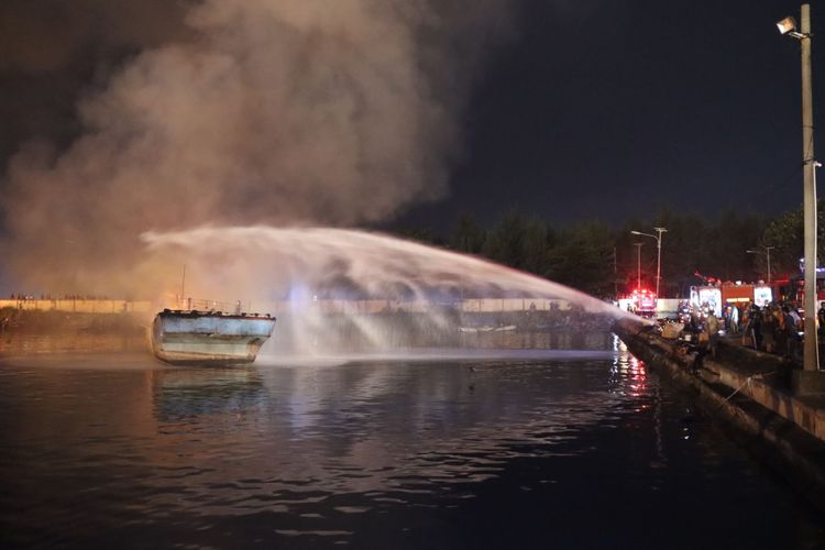 Pemadaman salah satu kapal yang terbakar di Dermaga 3 Pelabuhan Perikanan Samudra Cilacap (PPSC), Jawa Tengah, Kamis (25/4/2024) malam.
