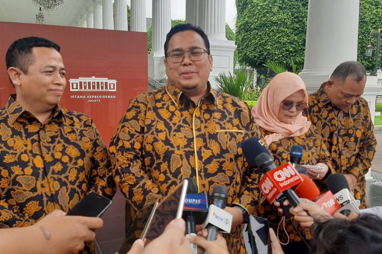 Ketua Badan Pengawas Pemilu Rahmat Bagja memberikan keterangan pers setelah bertemu Presiden Joko Widodo di Istana Kepresidenan, Jakarta, Kamis (22/9/2022).