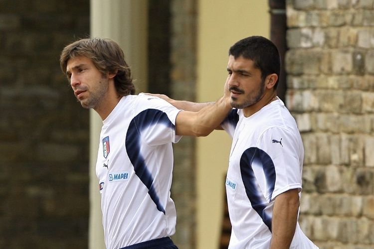 Andrea Pirlo (kiri) bergurau dengan rekannya, Gennaro Gattuso, saat keduanya masih menjadi pemain tim nasional Italia, di Florence, Italia, 3 Oktober 2006.