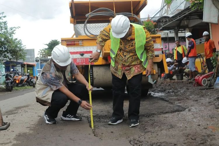 Perbaikan jalan rusak jalur alterantif wilayah selatan Kabupaten Probolinggo dikebut. Ditargetkan rampung H-1 Lebaran.