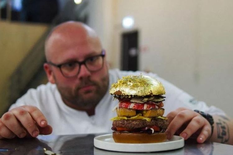 Diego Buik dengan burger termahal ciptaannya.