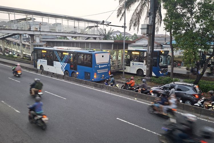 Pemotor Terobos Jalur Busway, Berujung Tertahan di Halte meski Jalan Daan Mogot Lancar