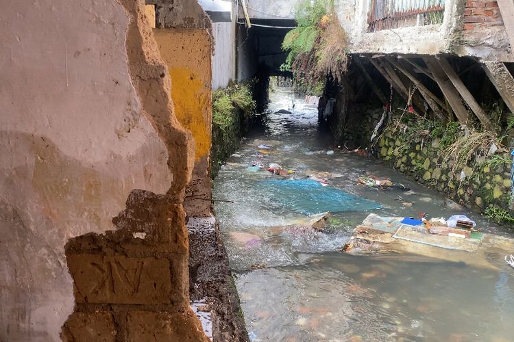 Tembok rumah herman yang bersebelahan dengan aliran sungai jebol saat banjir limpasan setinggi oranh dewas. Rabu (6/11/2024).
