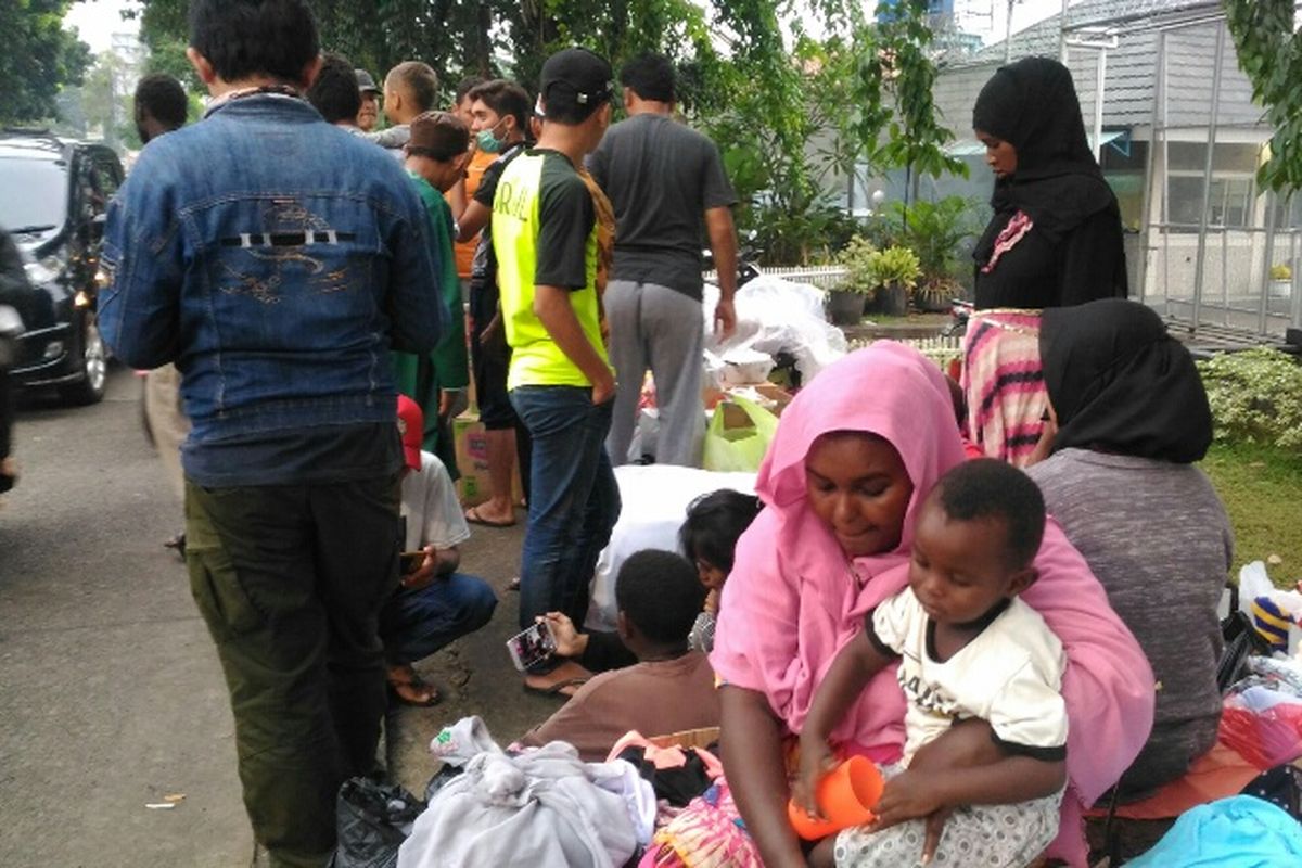 Puluhan warga Afghanistan dan Sudan menempati trotoar di depan Rumah Detensi Imigrasi, Kalideres, Jakarta Barat, Kamis (18/1/2018).