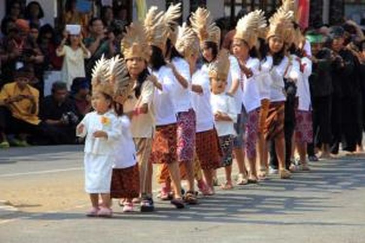 Anak-anak turut serta membawakan tarian kaulinan barudak lembur, yang berarti permainan anak desa, pada puncak perayaan Seren Taun 2015 di Gedung Paseban Tri Panca Tunggal, Cigugur, Kuningan, Jabar, Senin (6/10/2015).