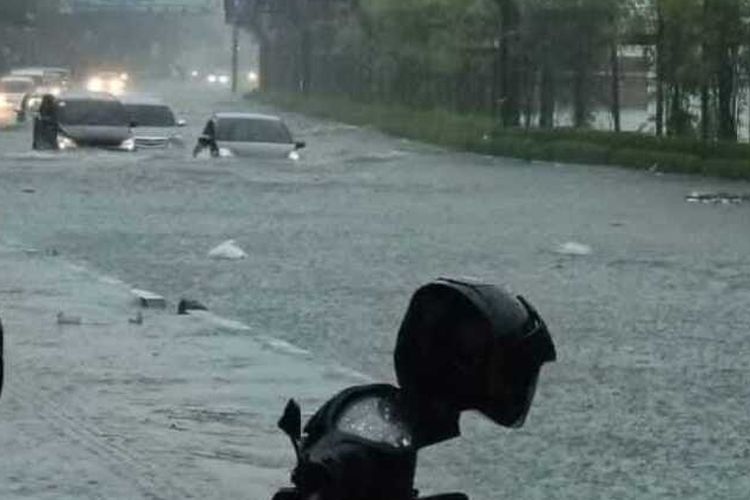 Banjir melanda Kota Makassar, Senin (13/2/2023).