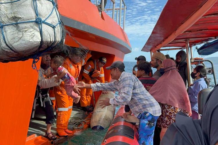 Sebuah kapal motor penumpang rakyat Q Ekspress nyaris tenggelam setelah haluan kapal bocor dihantam gelombang di perairan Kabupaten Buton Selatan, Kamis (17/5/2024) siang. Akibatnya 30 orang penumpang dievakuasi dan dipindahkan ke atas kapal milik SAR Kendari.