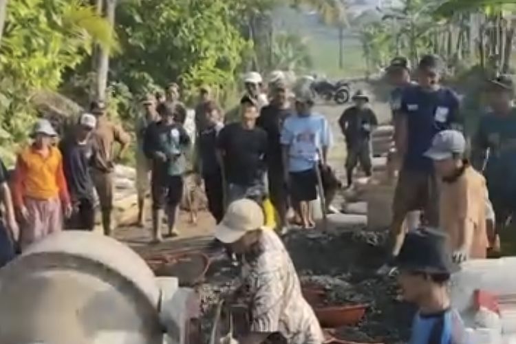 Petani Lebak Patungan Perbaiki Jalan Poros Desa, Pemkab: Terima Kasih, Bentuk Peduli Masyarakat