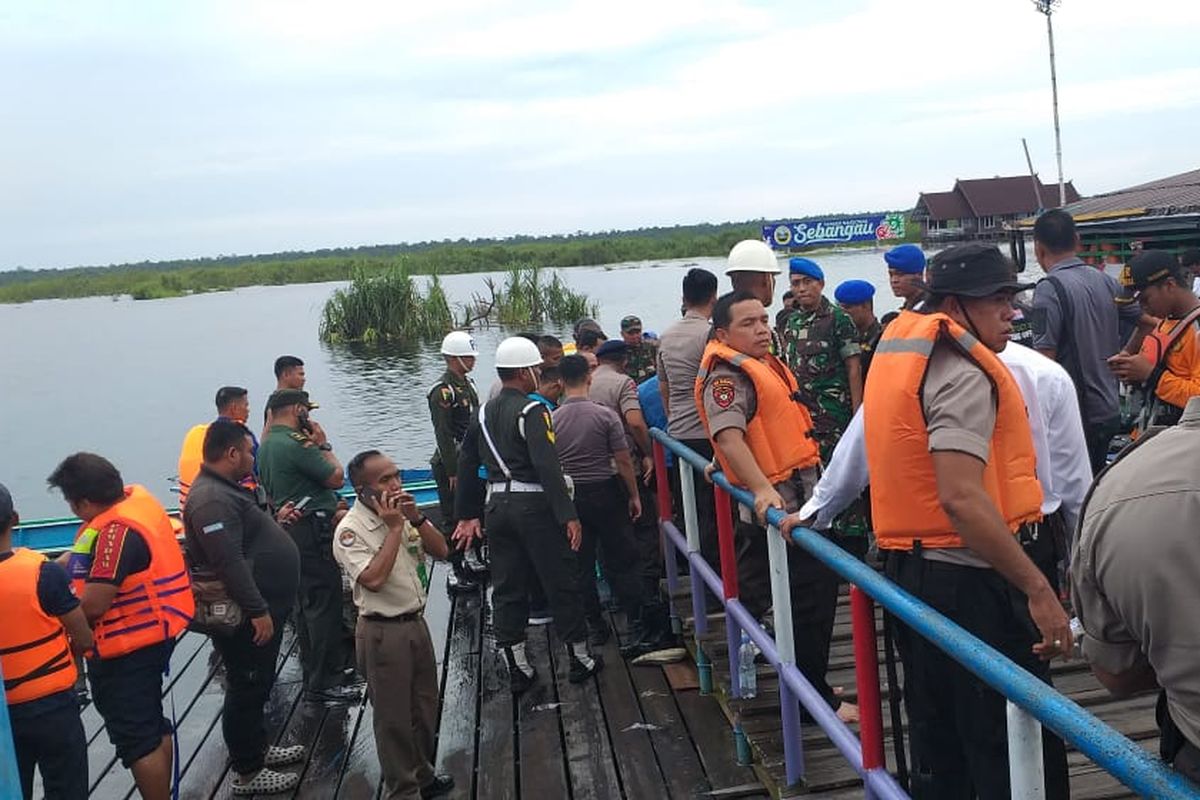 Proses evakuasi anggota Paspampres setelah insiden perahu terbalik di Sungai Sebangau, Palangkaraya, Kalimantan Tengah. 