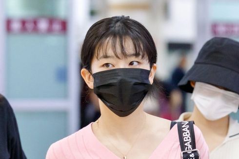 Kenapa Bintang K-pop Pakai Masker di Bandara? Seulgi Buka Rahasianya