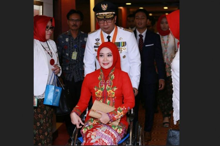 Ridwan Kamil dorong kursi roda istrinya saat menghadiri acara pelantikan gubernur di Istana Negara, Rabu (5/9/2018).