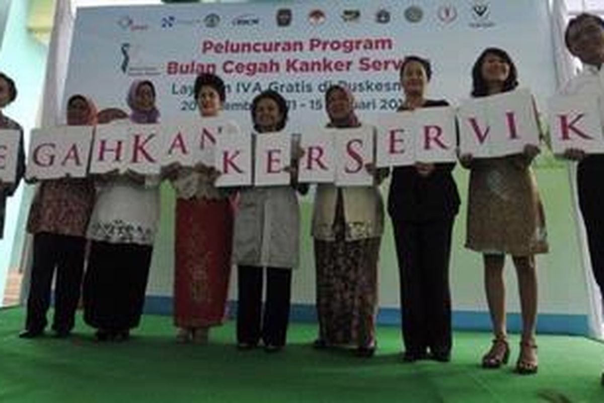 Cegah Kanker Serviks-Ketua Yayasan Kanker Indonesia, Nila Djuwita Moeloek (keempat dari kiri), bersama sejumlah tokoh meluncurkan program Bulan Cegah Kanker Seviks di Puskesmas Jagakarsa, Jakarta Selatan, Kamis (22/12/2011). 