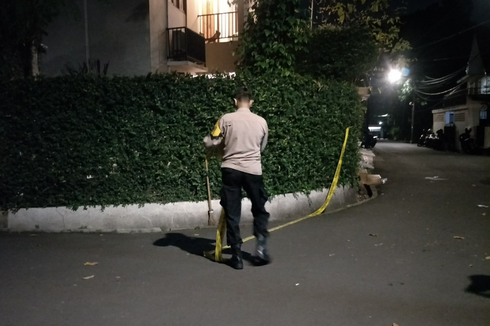Olah TKP Kasus Baku Tembak Selesai, Petugas Copot Garis Polisi di Rumah Kadiv Propam
