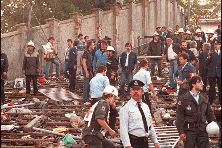 Aparat keamanan dan kesehatan menyisir lokasi kerusuhan di Stadion Heysel setelah laga final Piala Champions antara Juventus dan Liverpool pada 29 Mei 1985. Tragedi Heysel merenggut nyawa 39 orang dengan mayoritas korban merupakan suporter Juventus. 