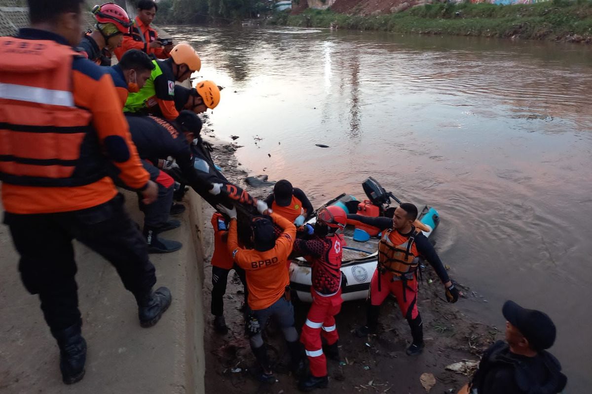 Pria yang Hanyut Terseret Arus Kali Ciliwung saat Kumpulkan Botol Akhirnya Ditemukan dalam Keadaan Meninggal Dunia pada Minggu (17/7/2022)