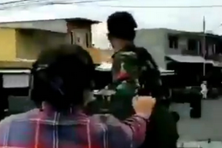 Viral video warga sipil berbaju kota-kotak naik kendaraan TNI saat penurunan baliho pemimpin FPI Rizieq Shihab.  
