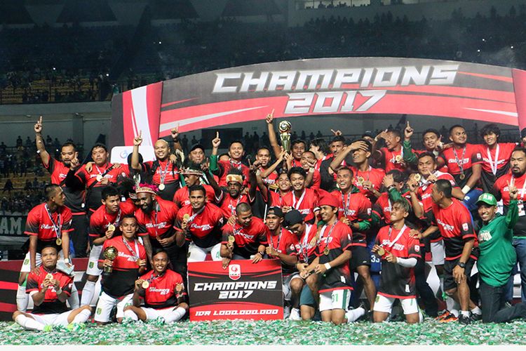 Tim Persebaya Surabaya merayakan keberhasilan mereka merah gelar juara Liga 2 2017 di Stadion Gelora Bandung Lautan Api (GBLA), November 2017 lalu. 